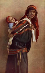 アフリカ。ベドインの母親と子供を肩に乗せて。 1920年